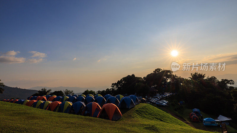 2022年10月露营地晚上时间太阳光线与蓝色云层的天空背景在Doi Samer Dow国家公园sri nan，观点和地标性景点南省，泰国，
